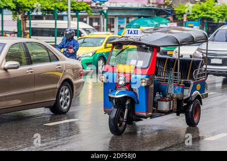 Typisches buntes Tuk Tuk geparkt in Bangkok Thailand. Stockfoto