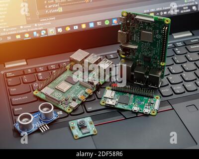 Galati, RUMÄNIEN – 02. November 2020: Nahaufnahme von Raspberry Pi 4 Modell B, Raspberry Pi 3 Modell B und Raspberry Pi Zero W auf einer Laptop-Tastatur. The Rasp Stockfoto