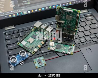 Galati, RUMÄNIEN – 02. November 2020: Nahaufnahme von Raspberry Pi 4 Modell B, Raspberry Pi 3 Modell B und Raspberry Pi Zero W auf einer Laptop-Tastatur. The Rasp Stockfoto