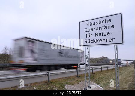 03. Dezember 2020, Sachsen, Bahretal: An der Autobahn 17 unweit der deutsch-tschechischen Grenze befindet sich ein Schild mit der Aufschrift "Quarantäne für Rückkehrer". Foto: Sebastian Kahnert/dpa-Zentralbild/dpa Stockfoto