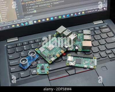 Galati, RUMÄNIEN – 02. November 2020: Nahaufnahme von Raspberry Pi 4 Modell B, Raspberry Pi 3 Modell B und Raspberry Pi Zero W auf einer Laptop-Tastatur. The Rasp Stockfoto