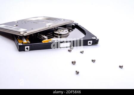 Interne Teile einer Festplatte auf weißem Hintergrund isoliert. Nahaufnahme des Festplattenlaufwerks in der Innenansicht. Stockfoto