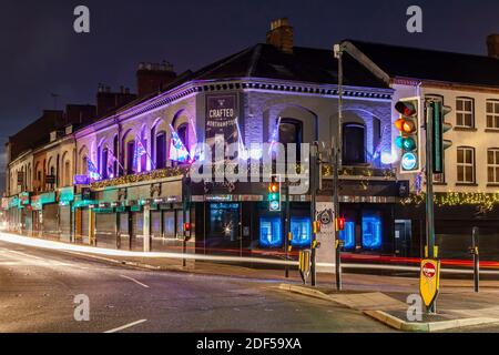 Am frühen Morgen Pendlerverkehr an der Ecke Abington Square, Lower Mounts und York Rd von Steffans Juweliere. Northampton, England, Großbritannien. Stockfoto