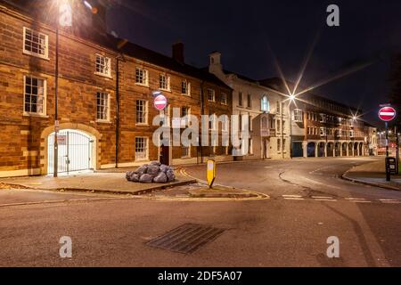 Am frühen Morgen in einer leeren und sehr ruhigen Schafstraße in der Nähe des Stadtzentrums, nicht weit von der Bushaltestelle. Northampton, England, Großbritannien. Stockfoto