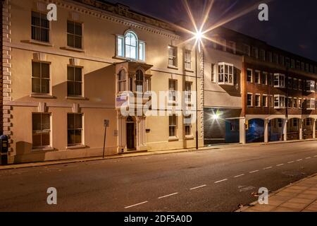 Am frühen Morgen in einer leeren und sehr ruhigen Schafstraße in der Nähe des Stadtzentrums, nicht weit von der Bushaltestelle. Northampton, England, Großbritannien. Stockfoto