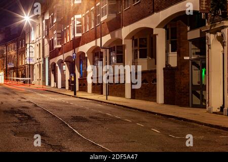 Am frühen Morgen in einer leeren und sehr ruhigen Schafstraße in der Nähe des Stadtzentrums, nicht weit von der Bushaltestelle. Northampton, England, Großbritannien. Stockfoto