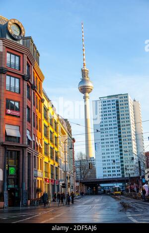 Deutschland. BERLIN - 08. Jan 2011: Blick von den Straßen Berlins auf den Fernsehturm Stockfoto