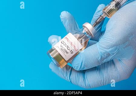 Izmir, Türkei - Februar 21 2021: Coronavirus-Impfstoff-Konzept und Hintergrund. Impfspritzen von Moderna isoliert auf weißem Hintergrund. Covid-19 Stockfoto