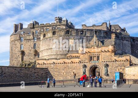 Touristen am Edinburgh Castle schottland Castle edinburgh scottish Castle edinburgh Old Town Edinburgh Midlothian Schottland GB Europa Stockfoto