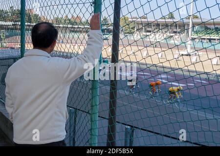 Ein Mann beobachtet auf dem Omiya Velodrome in Omiya, Saitama, Japan, das Deirin-Radrennen. Stockfoto