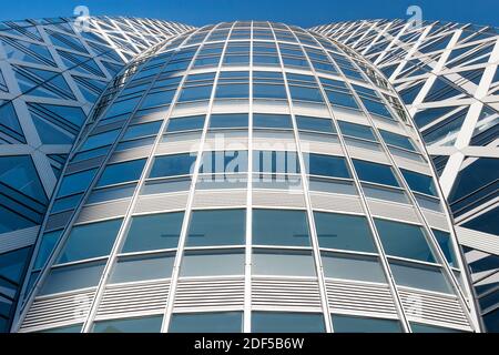 Der unverwechselbare Mode Gakuen Cocoon Tower in Shinjuku, Tokio, Japan Stockfoto