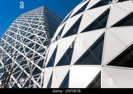 Der unverwechselbare Mode Gakuen Cocoon Tower in Shinjuku, Tokio, Japan Stockfoto