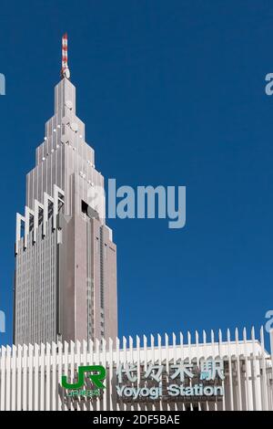 Das NTT Docomo-Gebäude über der Yoyogi-Station in Tokio, Japan Stockfoto