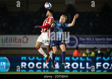 High Wycombe, Großbritannien. Dezember 2020. Alex Samuel von Wycombe Wanderers & Jordan Cousins von Stoke City während des Sky Bet Championship-Spiels spielte mit 1000 Anhängern als Testveranstaltung, nachdem die Regierung covid-19 Sportrichtlinien in Tier 2, zwischen Wycombe Wanderers und Stoke City im Adams Park, High Wycombe, lockerte. England am 2. Dezember 2020. Foto von Andy Rowland. Kredit: Prime Media Images/Alamy Live Nachrichten Stockfoto