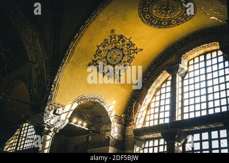 Istanbul / Türkei, September 03 2019: Innenansicht des Museums Hagia Sophia (Ayasofya). Details zum Untergang und Fenster. Stockfoto