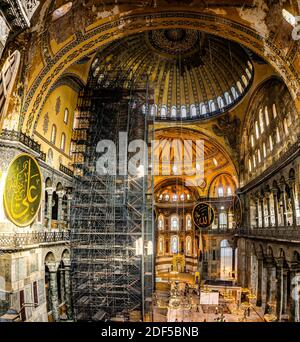 Istanbul, Türkei / September 03 2019: Panorama- und Innenansicht der Hagia Sophia (Kirche der Heiligen Weisheit). Hagia Sophia (Ayasofya) ist populärer Stockfoto