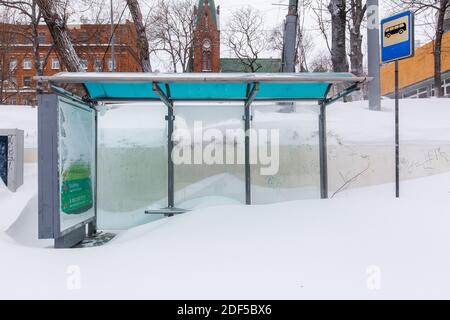 Januar, 2016 - Wladiwostok, Russland - starker Schneefall in Wladiwostok. Schneebedeckte Bushaltestelle Stockfoto