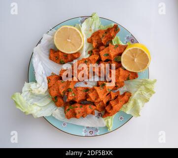 Türkische rohe Fleischbällchen mit würzigen Stockfoto