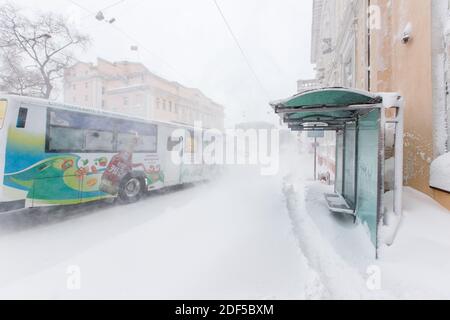 Januar, 2016 - Wladiwostok, Russland - starker Schneefall in Wladiwostok. Schneebedeckte Bushaltestelle Stockfoto
