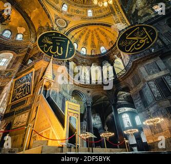 Istanbul, Türkei / September 03 2019:Panorama- und Innenansicht der Hagia Sophia (Kirche der Heiligen Weisheit). Kanzeldetails. Stockfoto