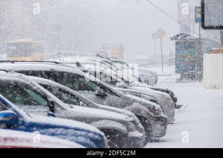 Januar, 2016 - Wladiwostok, Russland - starker Schneefall in Wladiwostok. Autos stehen bei Schneefall am Straßenrand Stockfoto