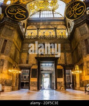 Istanbul, Türkei / September 03 2019:Panorama- und Innenansicht der Hagia Sophia (Kirche der Heiligen Weisheit). Türdetail Stockfoto