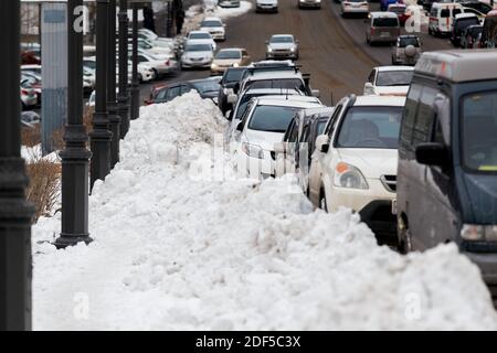 Januar, 2016 - Wladiwostok, Russland - starker Schneefall in Wladiwostok. Autos stehen bei Schneefall am Straßenrand Stockfoto