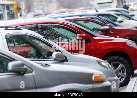 Januar, 2016 - Wladiwostok, Russland - starker Schneefall in Wladiwostok. Autos stehen bei Schneefall am Straßenrand Stockfoto