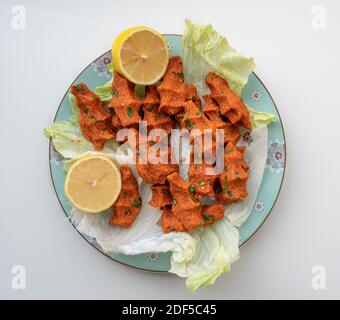 Türkische rohe Fleischbällchen mit würzigen Stockfoto