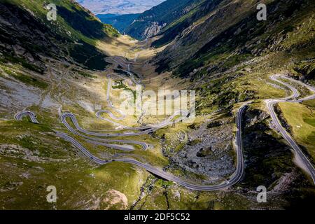 Kurvenreiche Bergstraße. Transfagarasan ist eine der spektakulärsten Bergstraßen der Welt. Rumänien Stockfoto