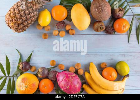 Tropische Früchte und Beere Raw Eating Diät-Konzept Essen ordentlich Angeordnet in Reihe mit Kopierraum über Holzhintergrund in Tropisches Thema Stockfoto
