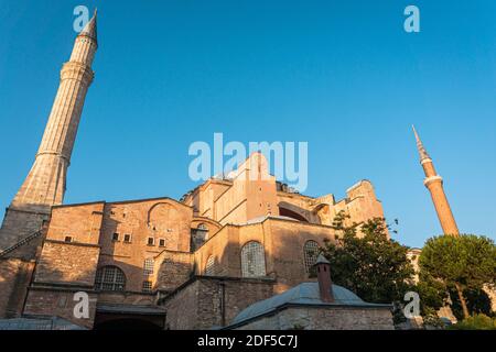 Istanbul, Türkei / September 03 2019: Außenansicht der Hagia Sophia (Kirche der Heiligen Weisheit). Hagia Sophia (Ayasofya) ist populärer Touristenattraktion Stockfoto