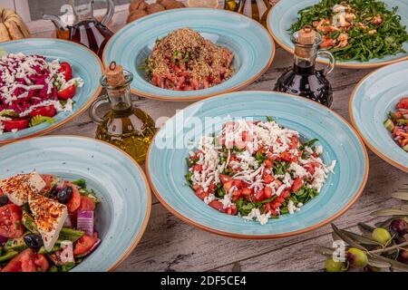 Verschiedene frische Gemüsesalate lagen flach. Collage von gesunden Salaten. Enthält Huhn caesar, Spinat, Garten, Nicoise, griechisch und Rote Beete und Walnu Stockfoto