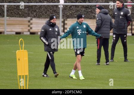 München, Deutschland. Dezember 2020. Hans Dieter Flick (Hansi, Trainer FC Bayern München) mit Thomas MÜLLER (MÜLLER, FC Bayern München). FC Bayern München, Training in der Saebener Straße. Fußball 1. Bundesliga, Saison 2020/2021 am 3. Dezember 2020. Quelle: dpa/Alamy Live News Stockfoto