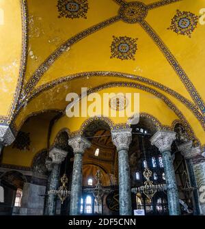 Istanbul / Türkei, September 04 2019: Panorama Hagia Sophia (Ayasofya) Museum Innenansicht. Spalten- und Dome-Details. Stockfoto