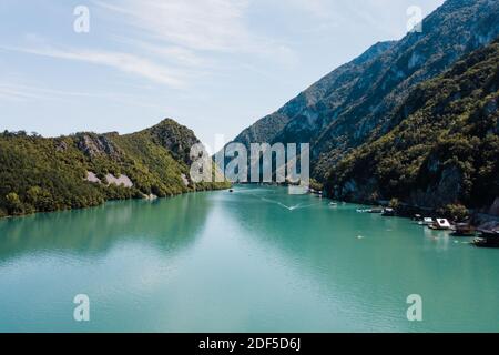 Luftaufnahme des Perucac-Sees am Fluss Drina Stockfoto