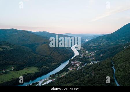 Luftaufnahme des Flusses Drina an der serbisch-bosnischen Grenze Stockfoto