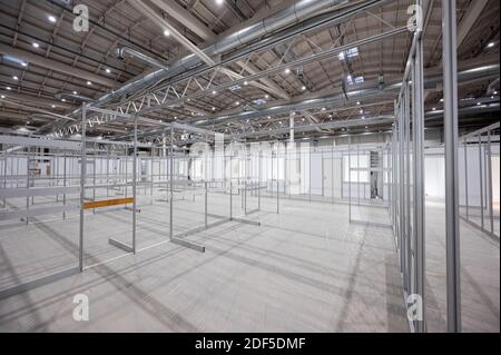 Hamburg, Deutschland. Dezember 2020. Rahmen für Leichtbauwände befinden sich auf der Baustelle des Impfzentrums in den Hamburger Messehallen. Das Impfzentrum soll ab Mitte Dezember mit einer Kapazität von bis zu 7000 Impfungen pro Tag zur Verfügung stehen. Quelle: Daniel Reinhardt/dpa/Alamy Live News Stockfoto