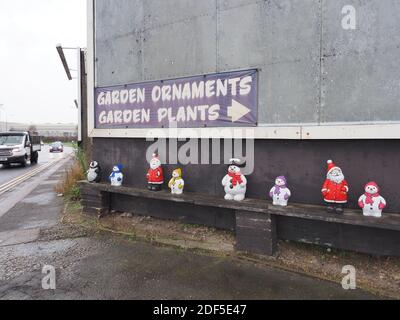 Sheerness, Kent, Großbritannien. Dezember 2020. Sheerness High Street in der Gemeinde Swale - Englands höchstgelegene Infektionsrate. Weihnachts-Garten-Ornamente auf der Ausstellung in Whelens in Blue Town, Sheerness - der größte Beton Garten Ornament Hersteller in Großbritannien. Kredit: James Bell/Alamy Live Nachrichten Stockfoto