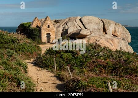 Ruine eines alten Steinhauses in Ploumanach (Bretagne, Frankreich) an einem sonnigen Sommertag Stockfoto