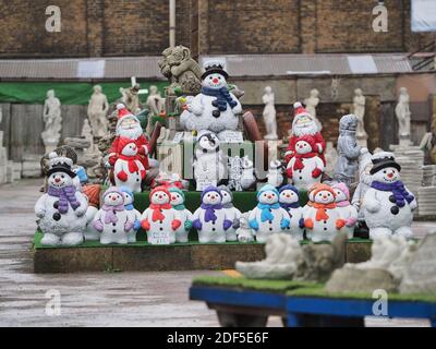 Sheerness, Kent, Großbritannien. Dezember 2020. Sheerness High Street in der Gemeinde Swale - Englands höchstgelegene Infektionsrate. Weihnachts-Garten-Ornamente auf der Ausstellung in Whelens in Blue Town, Sheerness - der größte Beton Garten Ornament Hersteller in Großbritannien. Kredit: James Bell/Alamy Live Nachrichten Stockfoto