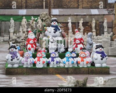 Sheerness, Kent, Großbritannien. Dezember 2020. Sheerness High Street in der Gemeinde Swale - Englands höchstgelegene Infektionsrate. Weihnachts-Garten-Ornamente auf der Ausstellung in Whelens in Blue Town, Sheerness - der größte Beton Garten Ornament Hersteller in Großbritannien. Kredit: James Bell/Alamy Live Nachrichten Stockfoto