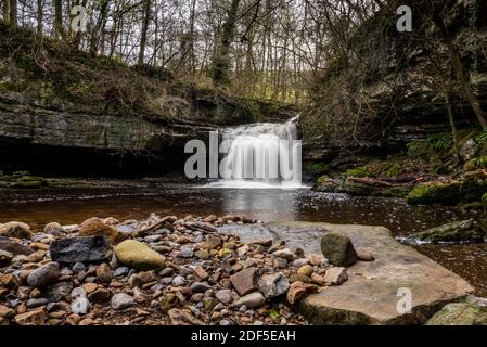 Cauldron Falls befinden sich in der Nähe des Dorfes West Burton, in den Yorkshire Dales, England. Diese Wasserfälle inspirierten den Künstler Turner und sind bekannt Stockfoto