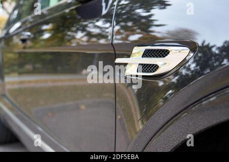 BERLIN, DEUTSCHLAND - OKTOBER 2020: Bentley Bentayga Hybrid-SUV-Karosserie Metallic-Oberfläche der Karosserie von Rennfahrzeugen Detail von Türflügel Kotflügel und Lufteinlass Stockfoto