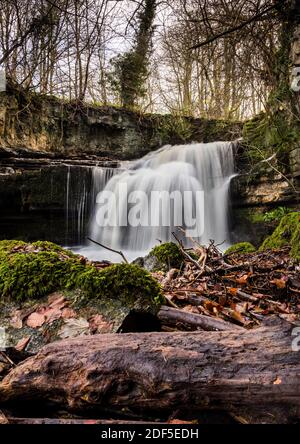 Cauldron Falls befinden sich in der Nähe des Dorfes West Burton, in den Yorkshire Dales, England. Diese Wasserfälle inspirierten den Künstler Turner und sind bekannt Stockfoto