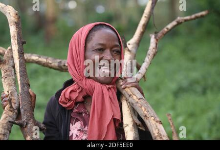 Porträt einer schlauen Afrikanerin lächelnd, Tansania Stockfoto