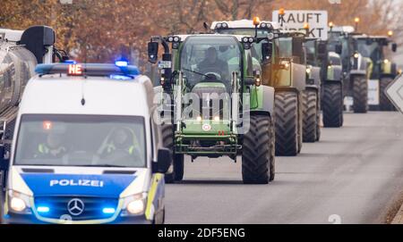 Upahl, Deutschland. Dezember 2020. Bauern fahren ihre Traktoren vor die Molkerei Arla, um gegen höhere Milchpreise zu protestieren. Die Bauern in Mecklenburg-Vorpommern haben sich erneut zu Traktorenparaden zu mehreren Milch- und Fleischverarbeitern aufgesetzt. Geplant sind Aktionen in Molkereien in Wismar, Upahl und Waren an der Müritz und vor dem größten Schlachthof im Nordosten. Quelle: Jens Büttner/dpa-Zentralbild/dpa/Alamy Live News Stockfoto