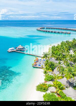 Sommerlandschaft und Seestang als tropischer Hintergrund. Tolle Aussicht von oben, luxuriöse Wasserbungalows, Urlaubsstimmung. Makellos klar Stockfoto