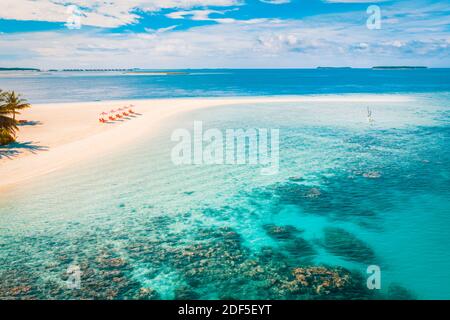 Atemberaubende Luftlandschaft auf den Malediven. Perfekte Aussicht auf das blaue Meer und das Korallenriff von der Drohne oder vom Flugzeug. Exotische Sommer Reise und Urlaubslandschaft Stockfoto