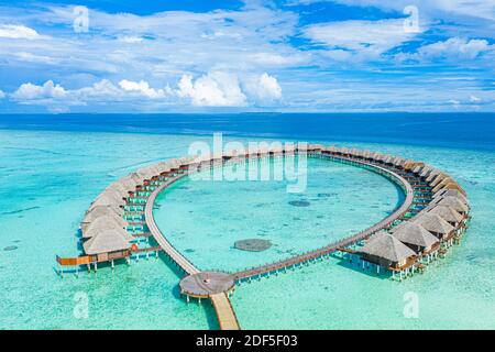 Sommerlandschaft und Seestang als tropischer Hintergrund. Tolle Aussicht von oben, luxuriöse Wasserbungalows, Urlaubsstimmung. Makellos klar Stockfoto